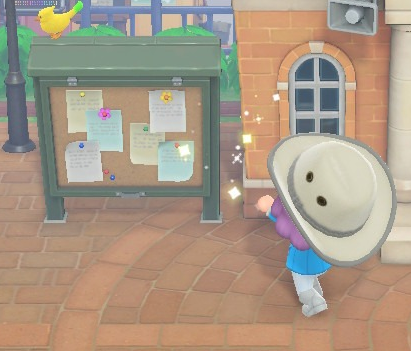 Доска находится слева от главного здания